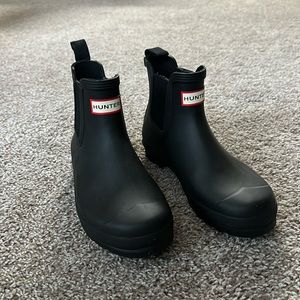 Hunter Black Chelsea Short Rain Boots with Red Logo